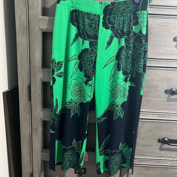 IMAN Global Chic Green and Black crop pant set with Bold Floral Design - Picture 4 of 12